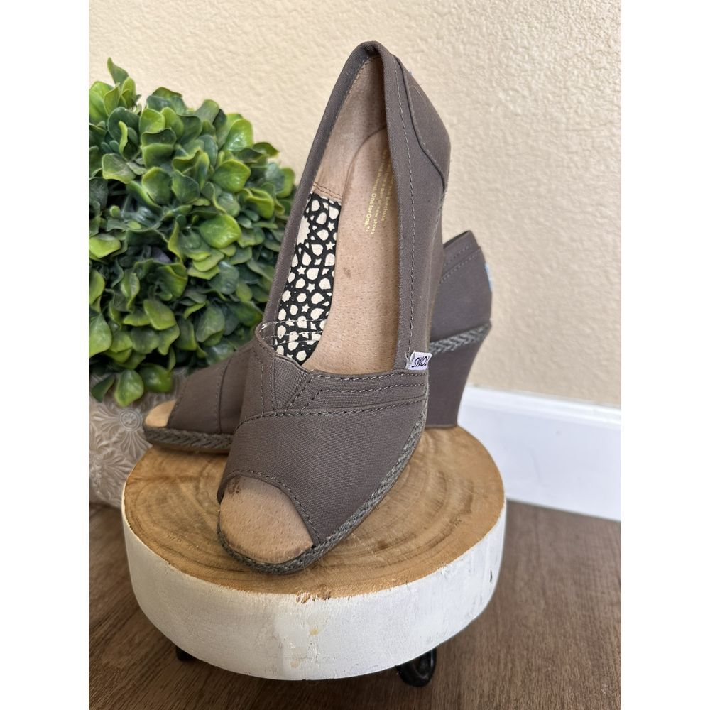 Tom's Gray Wedge Heel Shoes Sandals Peep Toe Calypso Canvas Women's Size 8W